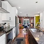Vibrant In The Nations With Garage Walk To Restaurants And Shops
