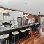 Vibrant In The Nations With Garage Walk To Restaurants And Shops Holiday home Nashville