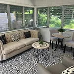 Apartment Cozy Retreat In Upscale Hills In West *