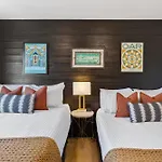 Oasis Walk To Broadway With Pool, Parking, Gym And Patio