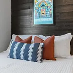Apartment Oasis Walk To Broadway With Pool, Parking, Gym And Patio *