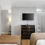 Oasis Walk To Broadway With Pool, Parking, Gym And Patio Apartment