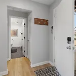 Oasis Walk To Broadway With Pool, Parking, Gym And Patio Nashville
