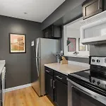 Oasis Walk To Broadway With Pool, Parking, Gym And Patio * Nashville