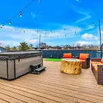 Luxury Hot Tub & Rooftop Deck Downtown Holiday home *