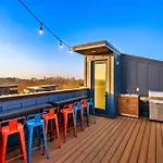 Luxury Hot Tub & Rooftop Deck Downtown *