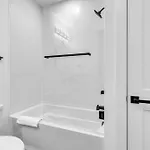 Luxury Hot Tub & Rooftop Deck Downtown *