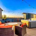 Luxury Hot Tub & Rooftop Deck Downtown Holiday home