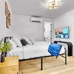 Holiday home Luxury Hot Tub & Rooftop Deck Downtown *