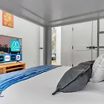 Luxury Hot Tub & Rooftop Deck Downtown *