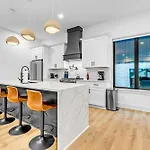 Luxury Hot Tub & Rooftop Deck Downtown