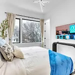 Holiday home Luxury Hot Tub & Rooftop Deck Downtown *