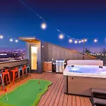 Luxury Hot Tub & Rooftop Deck Downtown Holiday home *