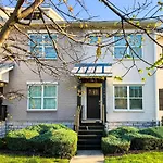 Belmont And Broadway Great For Groups