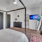 Huge Roof Deck With Games 10 Mins To Broadway Holiday home *