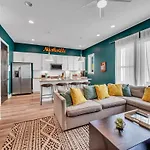 Huge Roof Deck With Games 10 Mins To Broadway Holiday home *