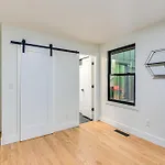 Spacious Deck Contemporary Home In Nashville!