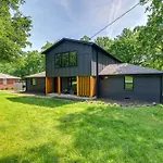 Spacious Deck Contemporary Home In Nashville!