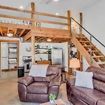 The Den At J-barn - Secluded Retreat