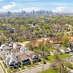 Stylish East Nash Retreat, Walk To Local Favorites, Sleep 10 With Smart Tvs, Workspace & Fast Wifi, Attached Garage & Full Kitchen, Walk To Mas Tacos, Drive 10 Min To Downtown Broadway, 24 Hr Hospitality