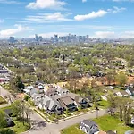 Stylish East Nash Retreat, Walk To Local Favorites, Sleep 10 With Smart Tvs, Workspace & Fast Wifi, Attached Garage & Full Kitchen, Walk To Mas Tacos, Drive 10 Min To Downtown Broadway, 24 Hr Hospitality