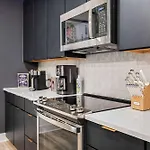 New Ph With Rooftop Lounge And Close To Broadway Apartment *