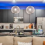 New Ph With Rooftop Lounge And Close To Broadway