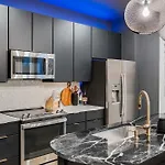 New Ph With Rooftop Lounge And Close To Broadway
