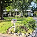 The Place Between The Lakes 4 Bedrooms 4 Beds