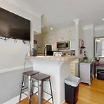 Polk 401 Apartment *