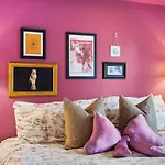 Pink Dreams - Walk To Live Music, Bars, Restaurants - Free Parking