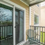 Riverfront Charm - A Scenic Downtown For 6