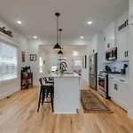 Holiday home Sleek & Convenient East *