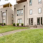 Pet-Friendly Abode With Balcony In East Nashville!