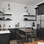With Free Parking, 3 Mi Downtown & Stadium, By Coffee Apartment