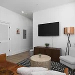 With Free Parking, 3 Mi Downtown & Stadium, By Coffee Apartment