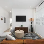 With Free Parking, 3 Mi Downtown & Stadium, By Coffee Apartment