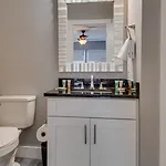Couple Townhome Getaway Near East * Nashville