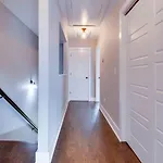 Couple Townhome Getaway Near East Holiday home