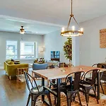 Holiday home Couple Townhome Getaway Near East *