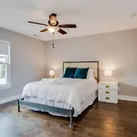 Couple Townhome Getaway Near East Holiday home *