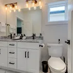 Holiday home Sleek & Convenient East *