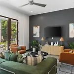 Rooftop Patio With Parking Walk To Belmont And 12 South Holiday home *