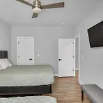 Holiday home Spacious Close To Belmont Rooftop *