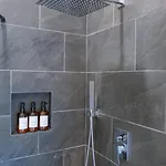 Luxury Retreat Sauna, Hot Tub And Fire Pit Holiday home