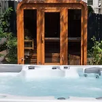 Luxury Retreat Sauna, Hot Tub And Fire Pit Holiday home