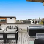 Holiday home Luxe Getaway With Hot Tub *