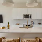 Minutes To Broadway Chic Newly Built 4Bdr W Balcony 98 Degrees By Avantstay