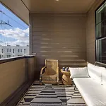 Minutes To Broadway Chic Newly Built 4Bdr W Balcony 98 Degrees By Avantstay