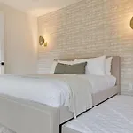 The Elmwood - Brand New Rooftop Lounge W Firepit Holiday home *